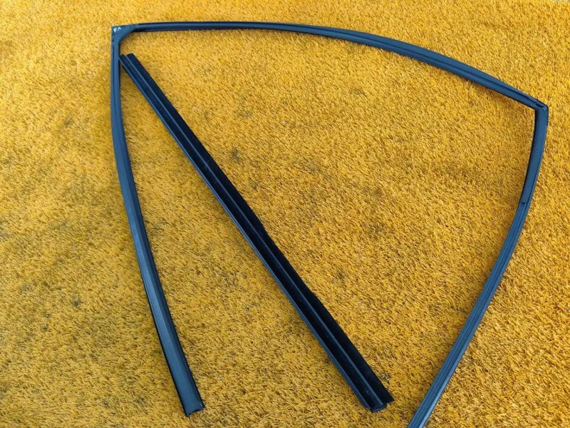 Уплотнитель стекла двери