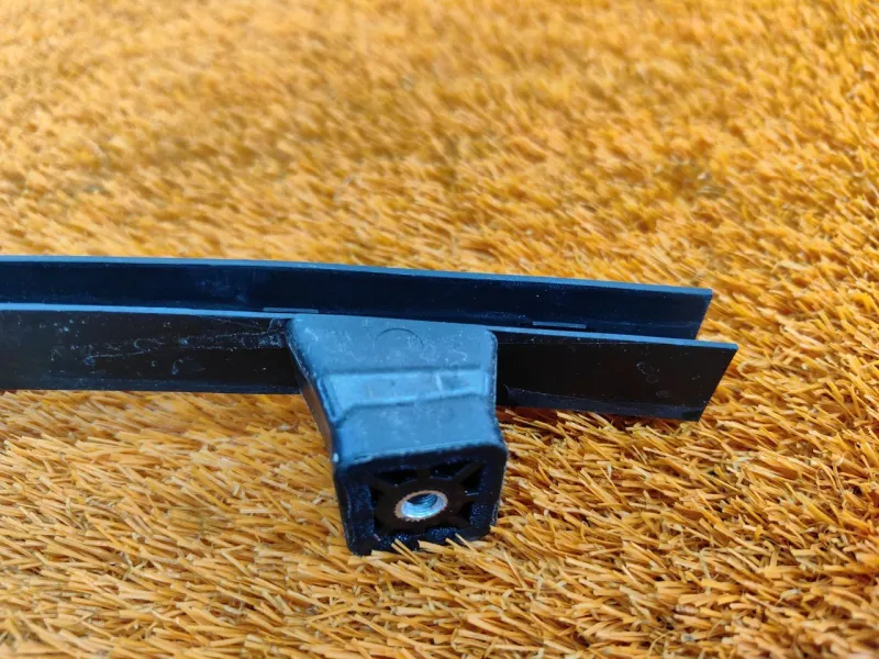 Направляющая стекла двери