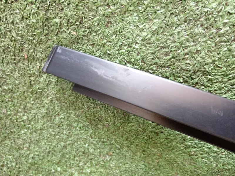 Направляющая стекла двери