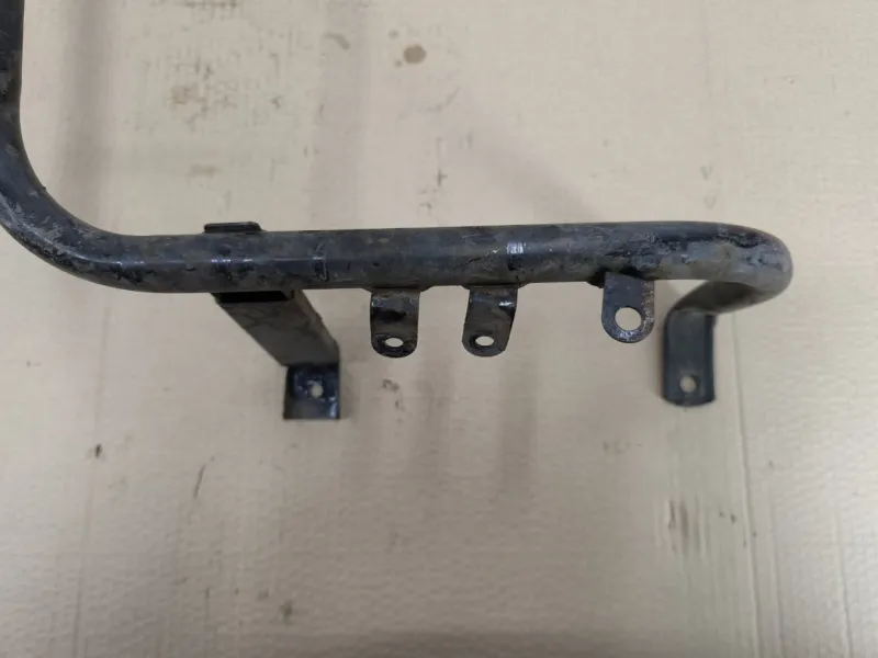 Крепление топливного бака