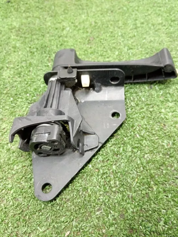 Привод замка двери багажника