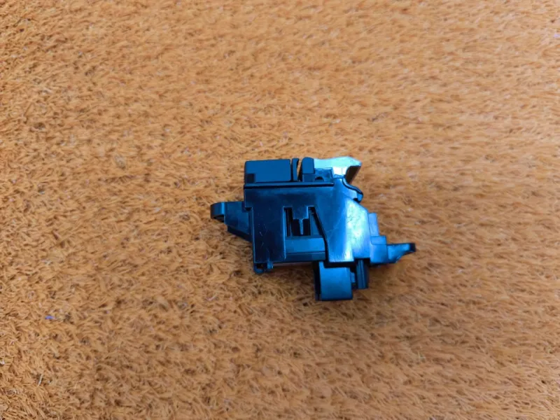 Кнопка стояночного тормоза