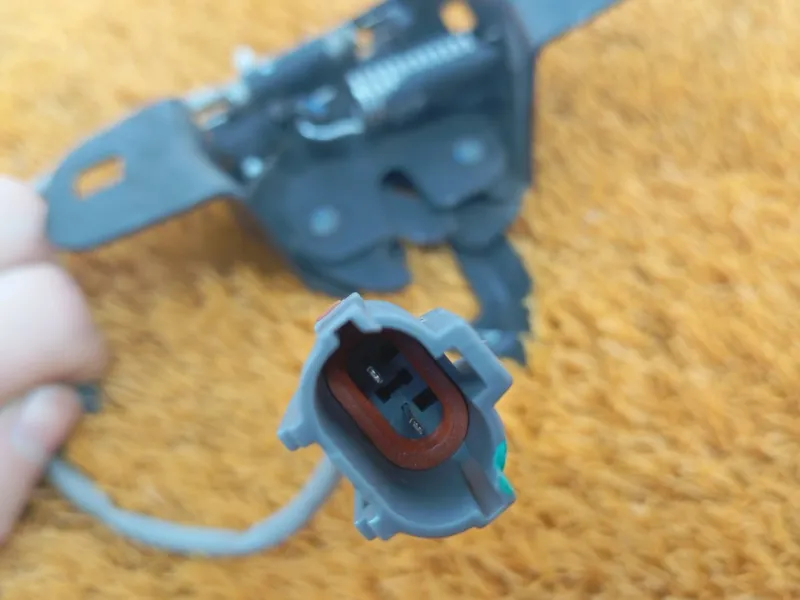 Замок капота