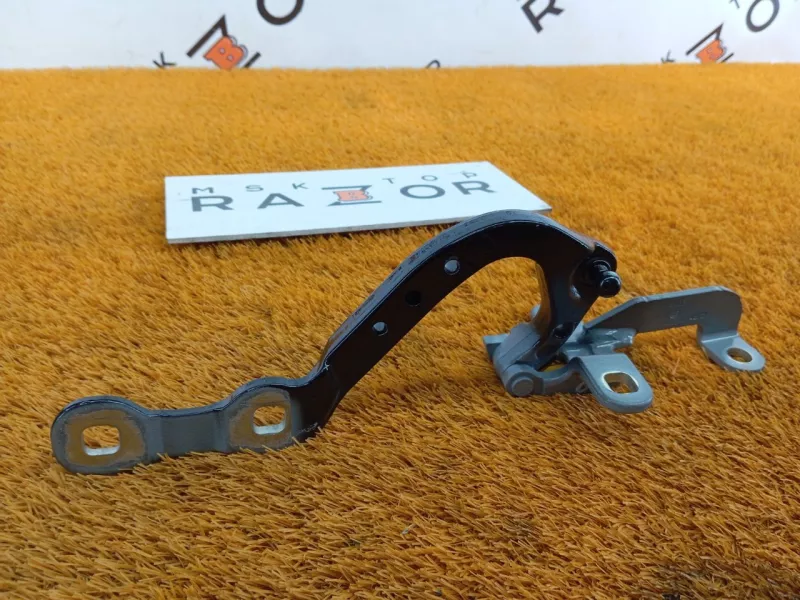 Петля двери багажника