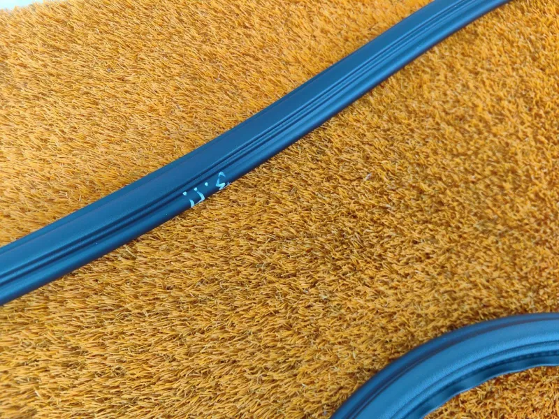 Уплотнитель проема двери