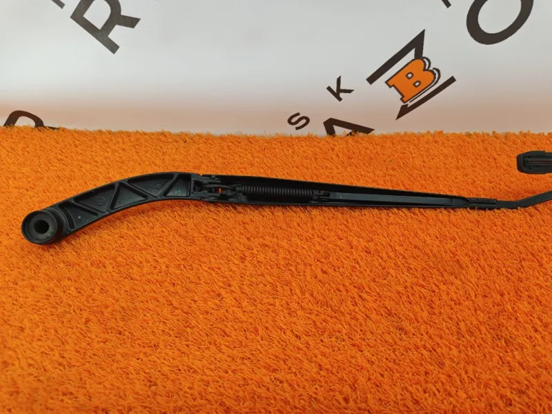 поводок стеклоочистителя