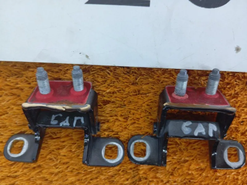 Петля двери багажника