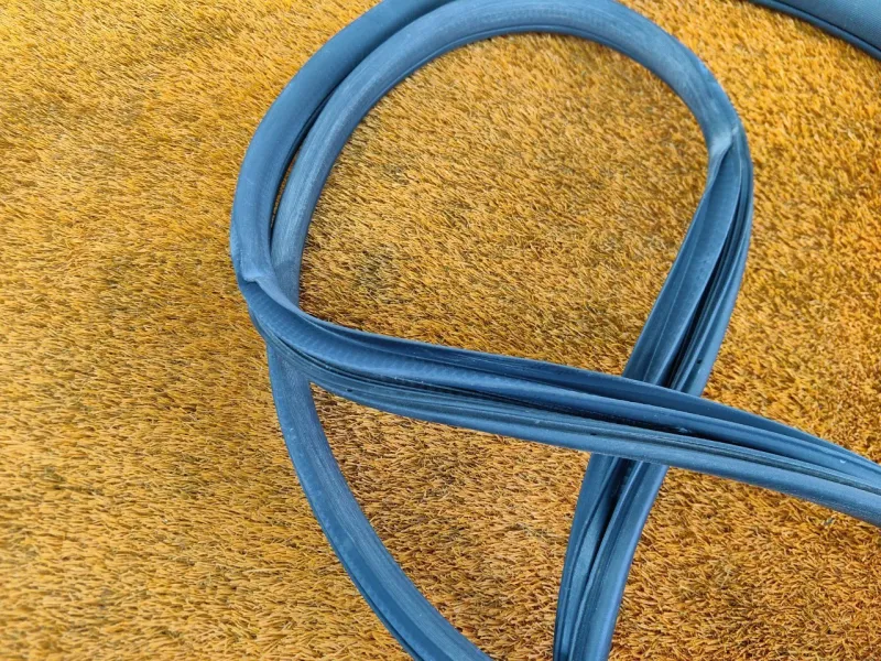 Уплотнитель проема двери