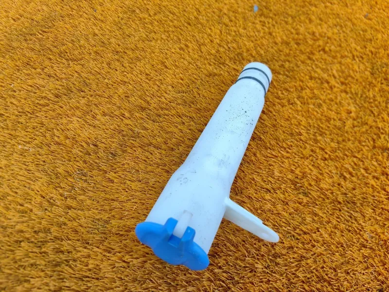 Горловина бачка стеклоомывателя