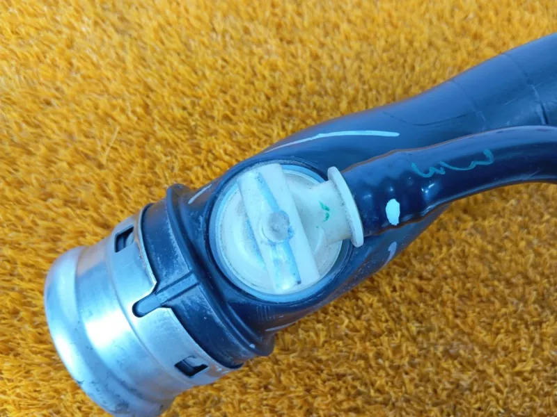 Горловина топливного бака