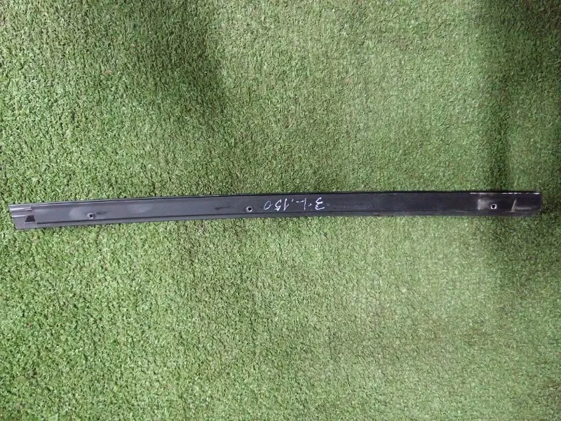 Направляющая стекла двери