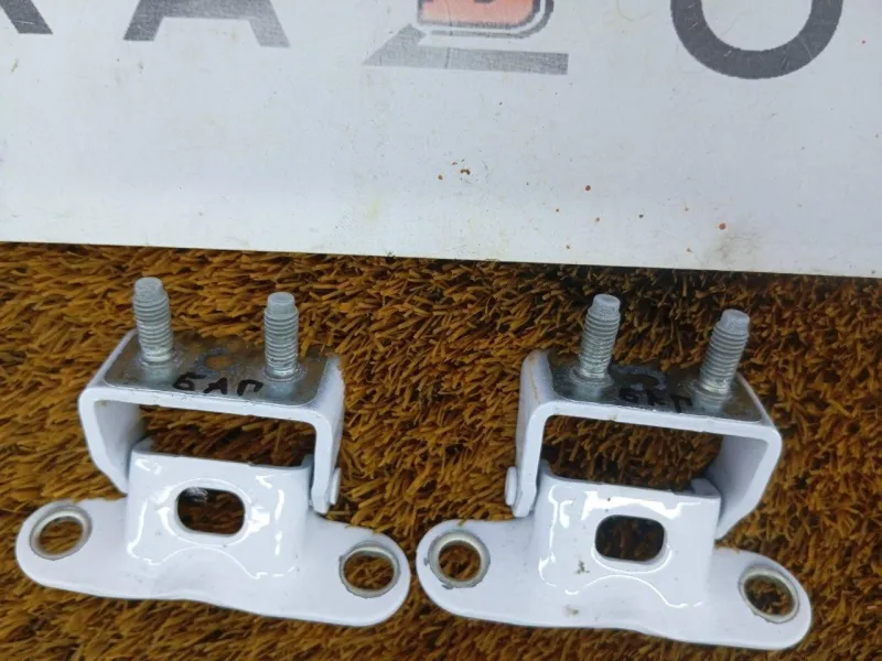 Петля двери багажника