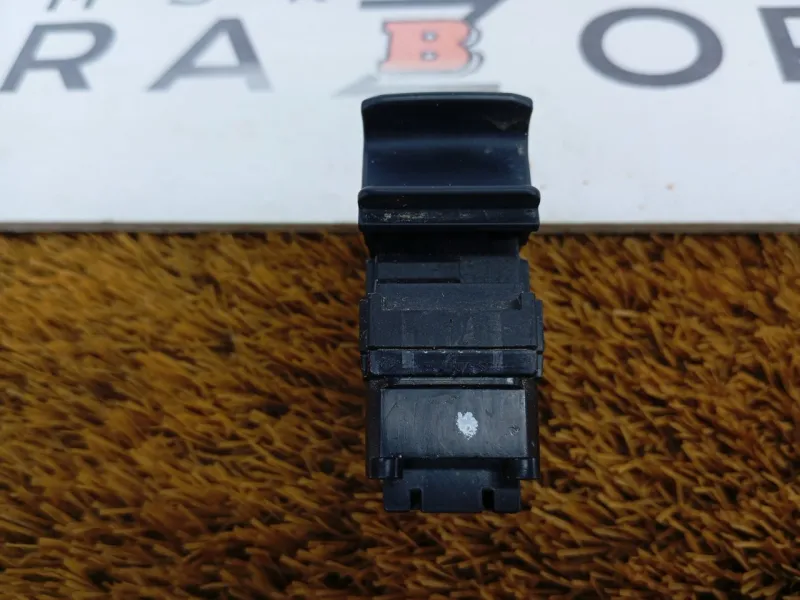 Кнопка стояночного тормоза