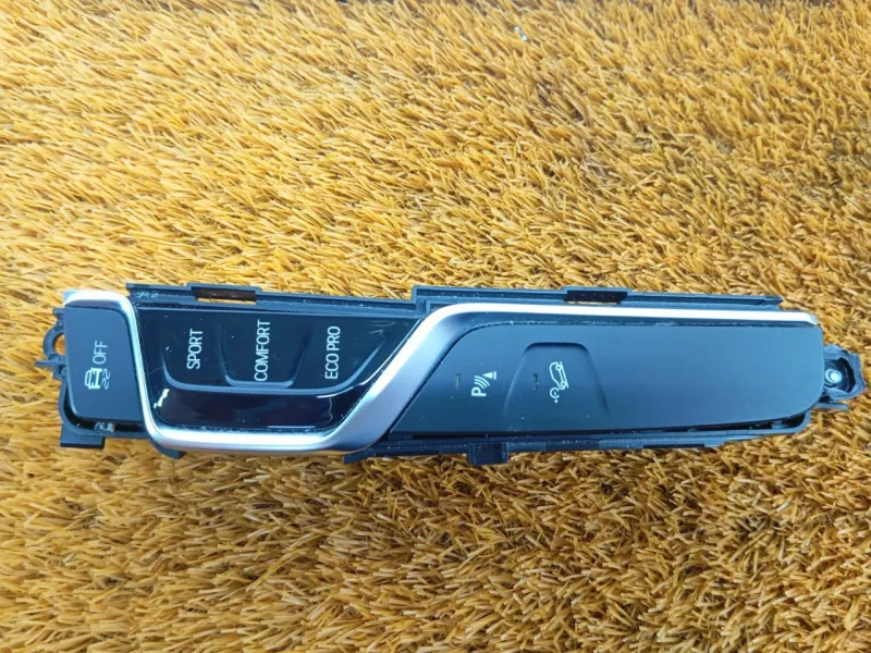 Панель управления в центральной консоли