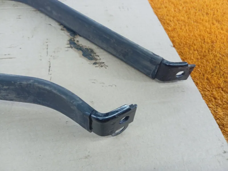 Крепление топливного бака