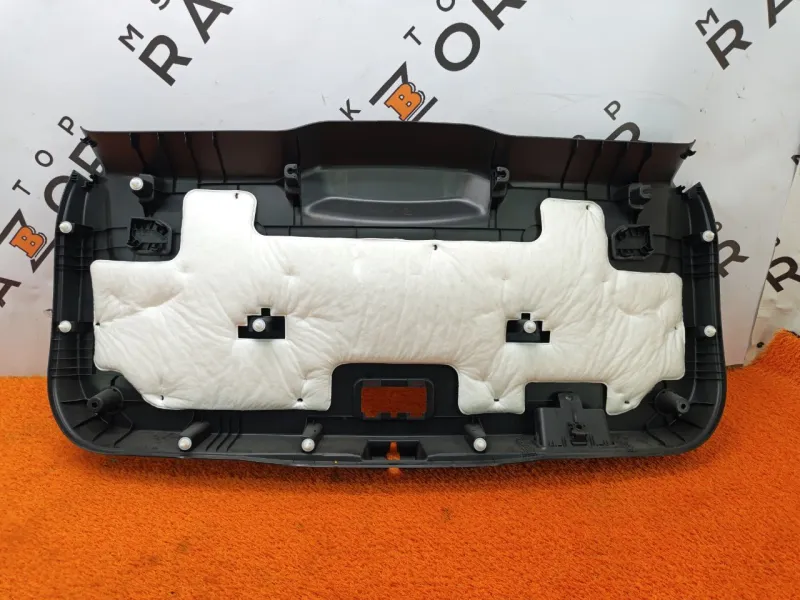 Обшивка крышки багажника