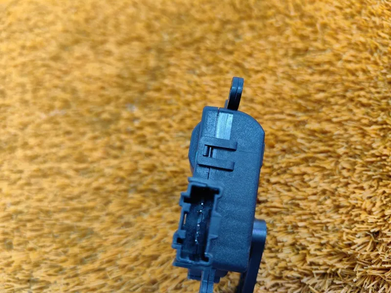 Сервопривод заслонок печки