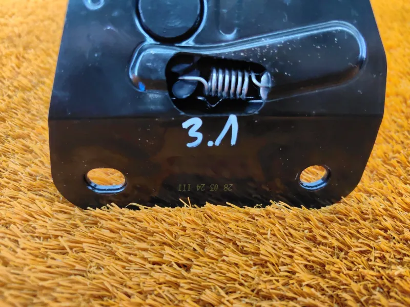 Замок спинки сиденья