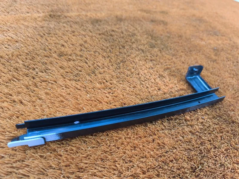 Направляющая стекла двери