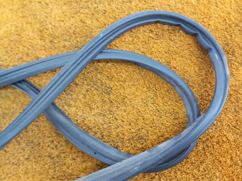 Уплотнитель багажника