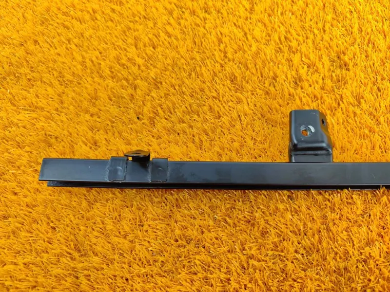 Направляющая стекла двери