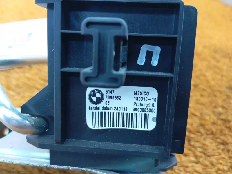 Направляющая шторки багажника