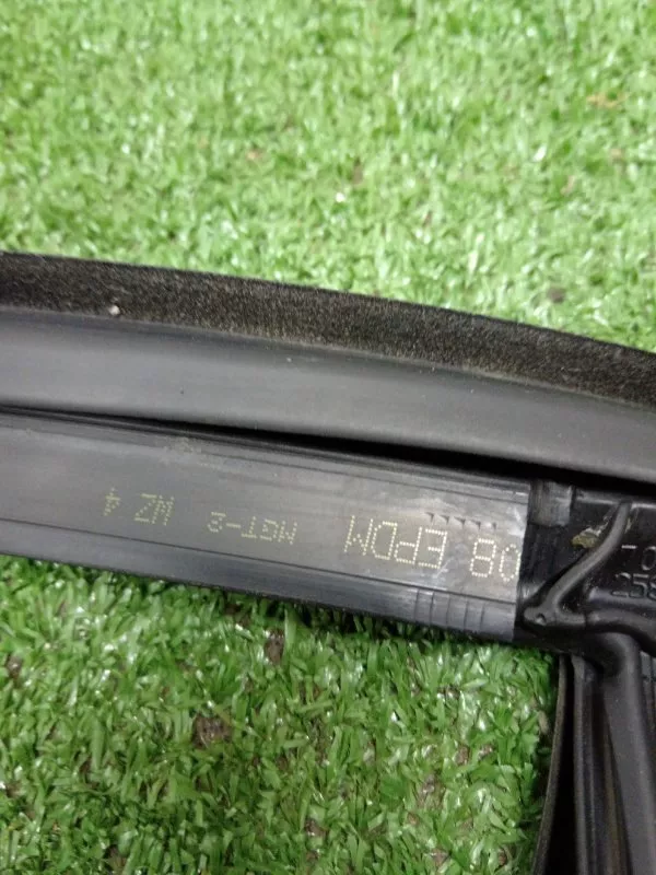 Уплотнитель стекла двери