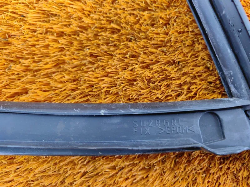 Уплотнитель стекла двери