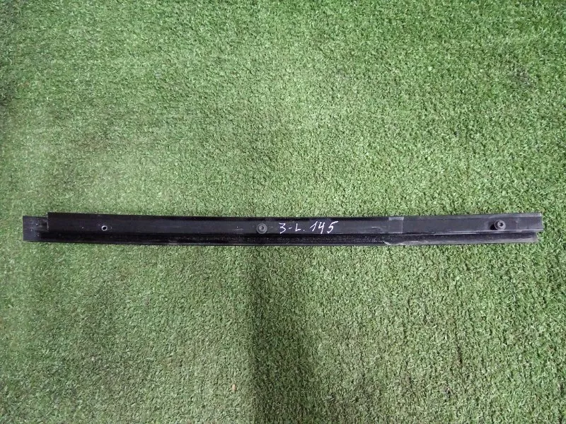 Направляющая стекла двери