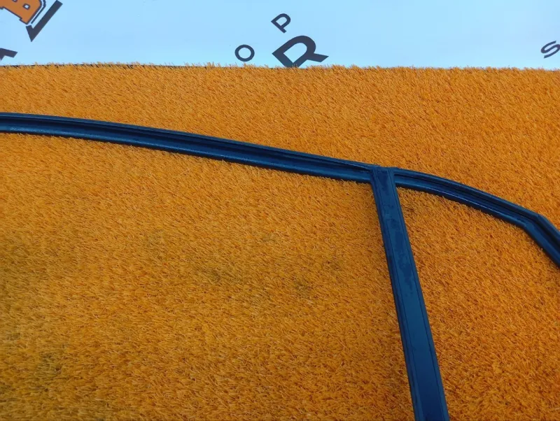 Уплотнитель стекла двери