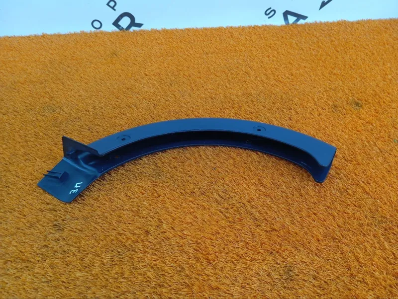 Накладка петли крышки багажника