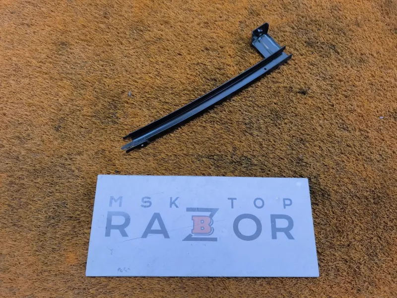 Направляющая стекла двери