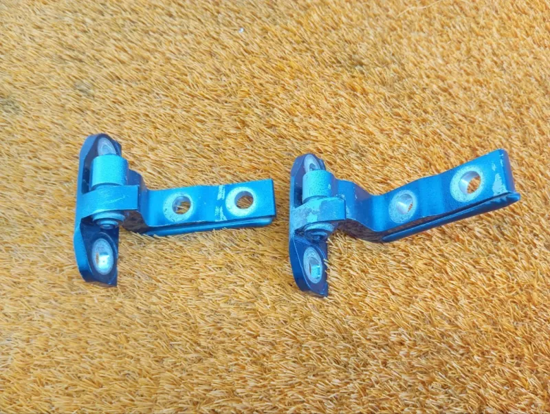 Петля двери