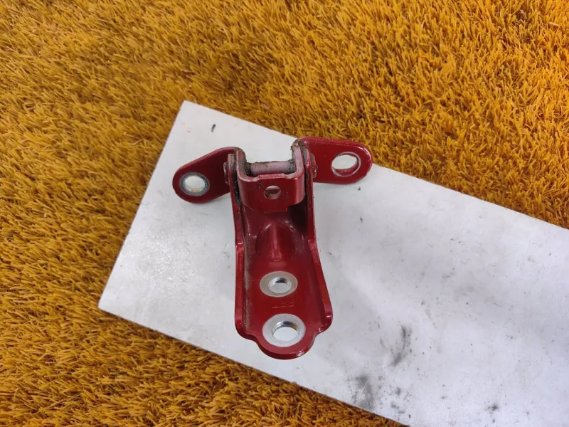 Петля двери