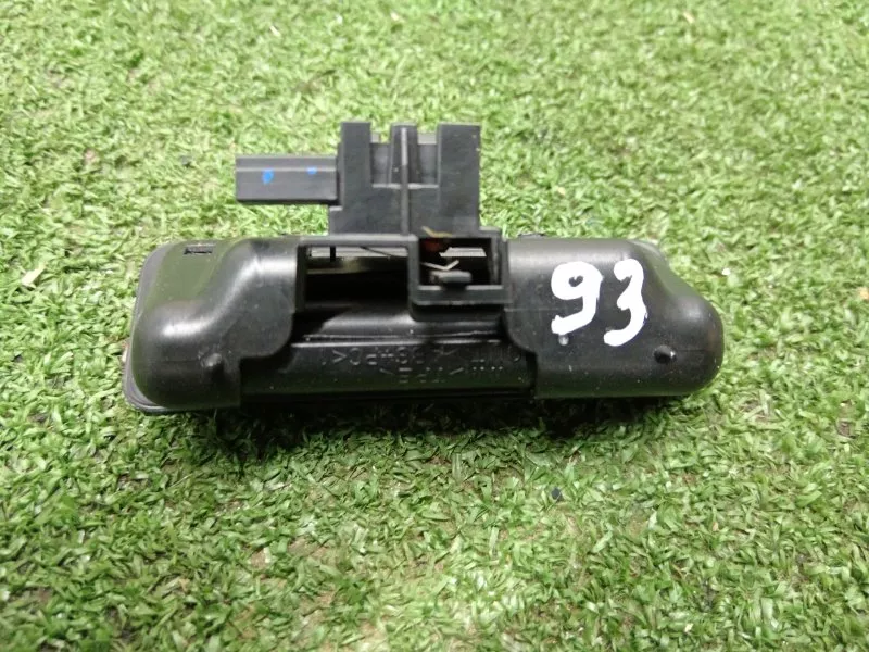 Кнопка открывания багажника