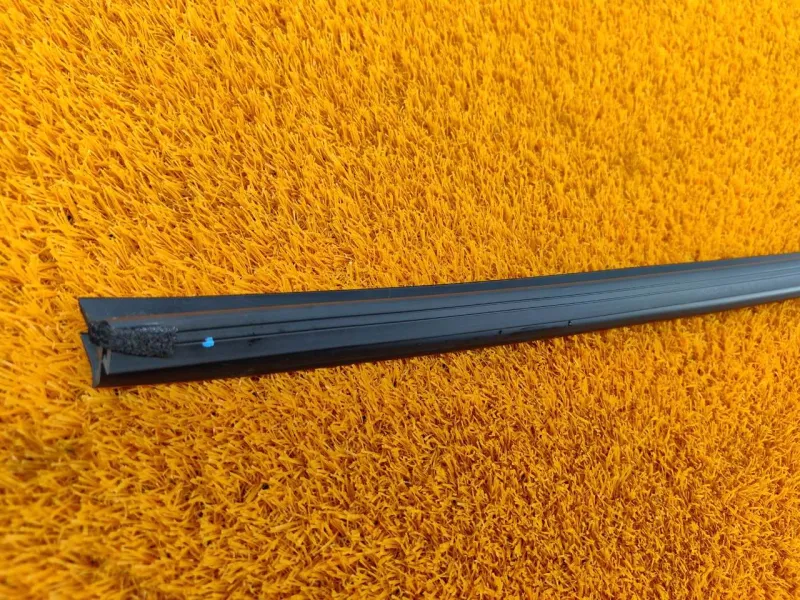 Уплотнитель стекла двери