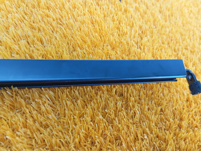 Направляющая стекла двери