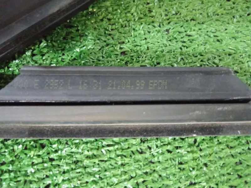 Уплотнитель стекла двери