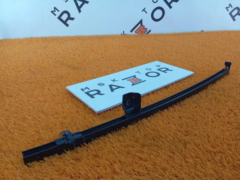 Направляющая стекла двери