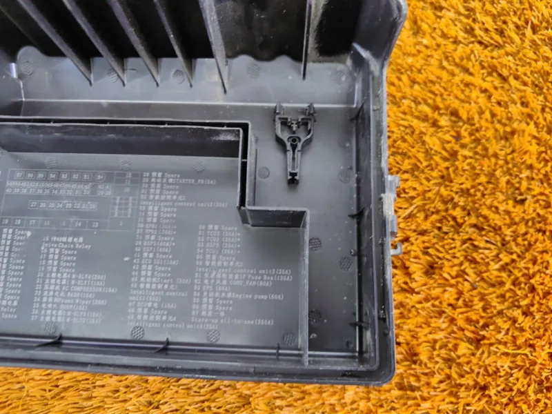 Крышка блока предохранителей