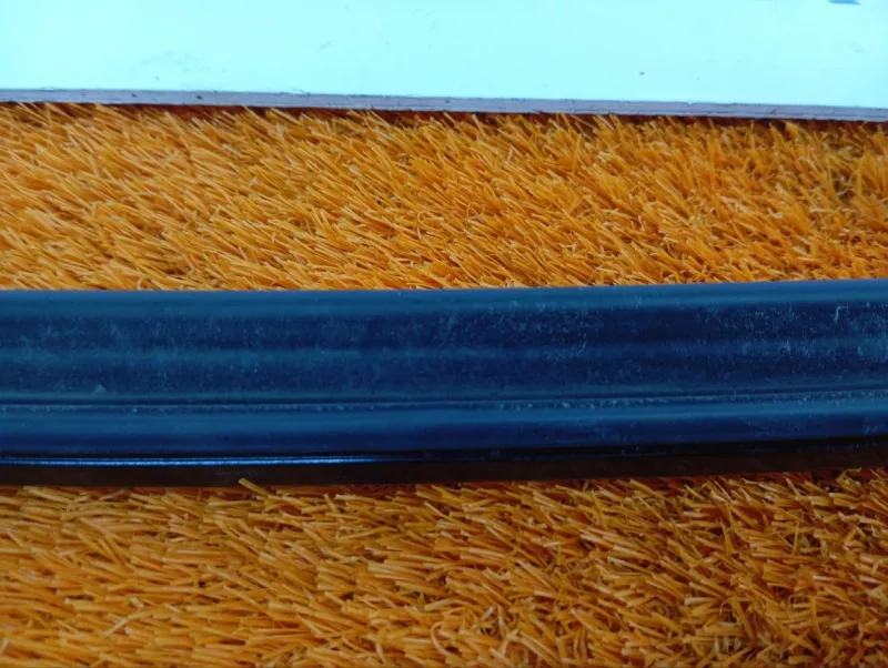 Направляющая стекла двери