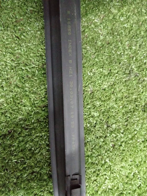 Направляющая стекла двери