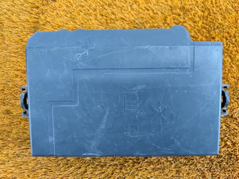 Крышка блока предохранителей