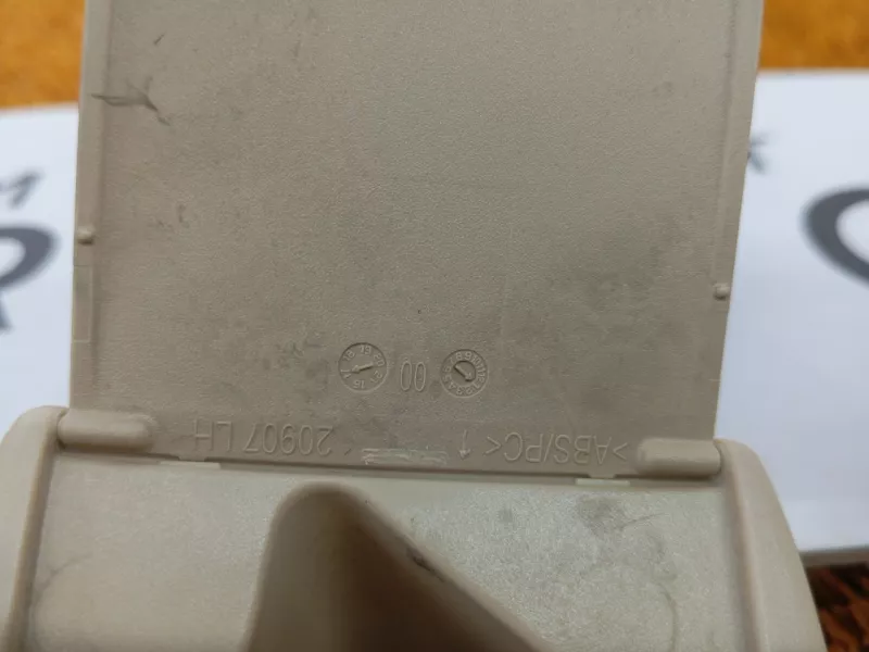 Кронштейн шторки багажника