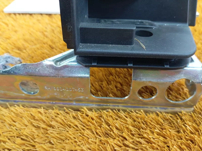 Направляющая шторки багажника