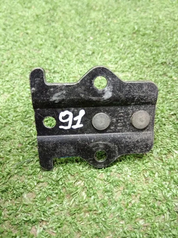 Петля крышки багажника