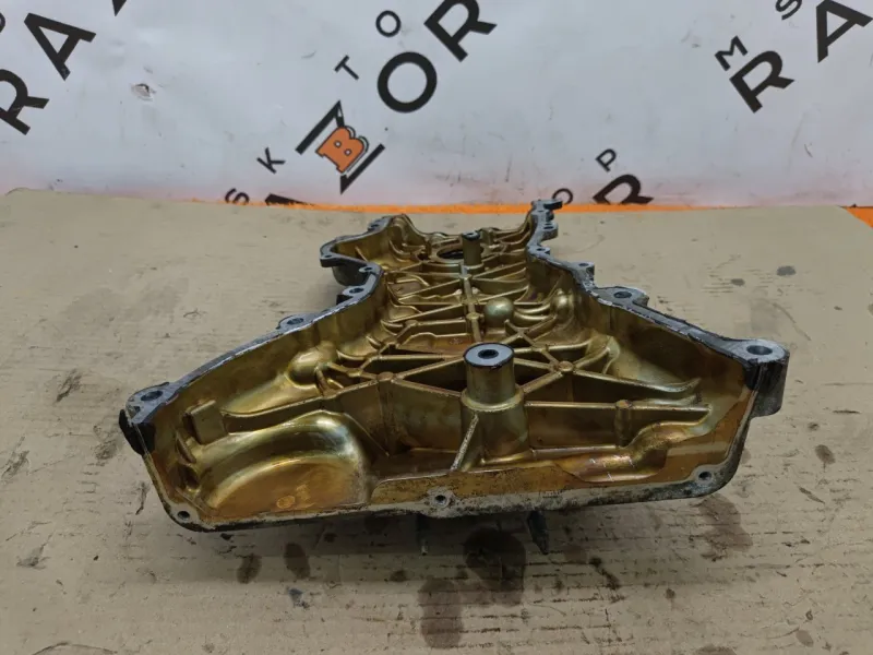 Крышка двигателя передняя