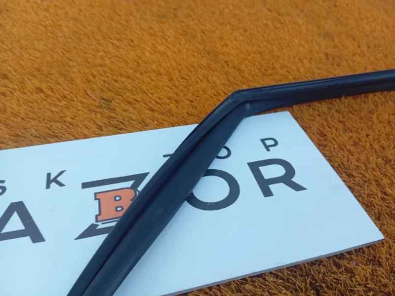 Уплотнитель стекла двери