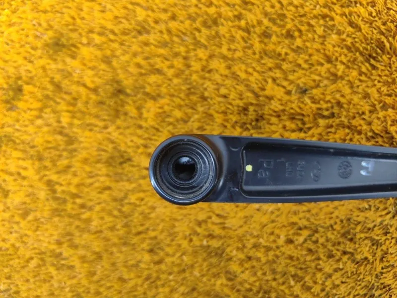 Поводок стеклоочистителя лобового стекла