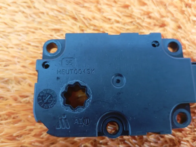 Сервопривод заслонок печки